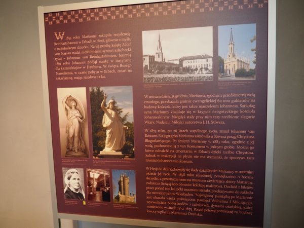 plansze tematyczne - na szlaku zwiedzania pałacu. Wspomnę jeszcze, że spiżowa ławeczka w kształcie kanapy z siedzącą na niej spiżową postacią stoi od  1 maja 20