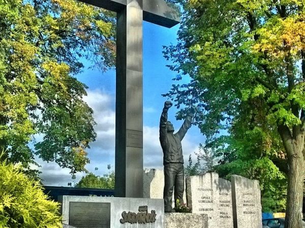 Pomnik "Krzyż Wdzięczności" Zwany również Pomnikiem Lubelskiego Lipca 1980 roku lub Pomnikiem NSZZ Solidarność