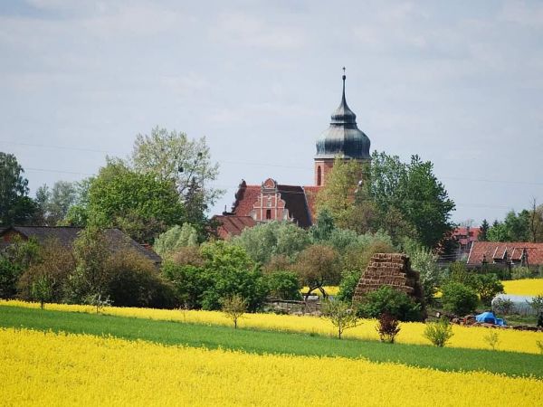 Wiosna w Starym Targu. Widok na kościół parafialny.