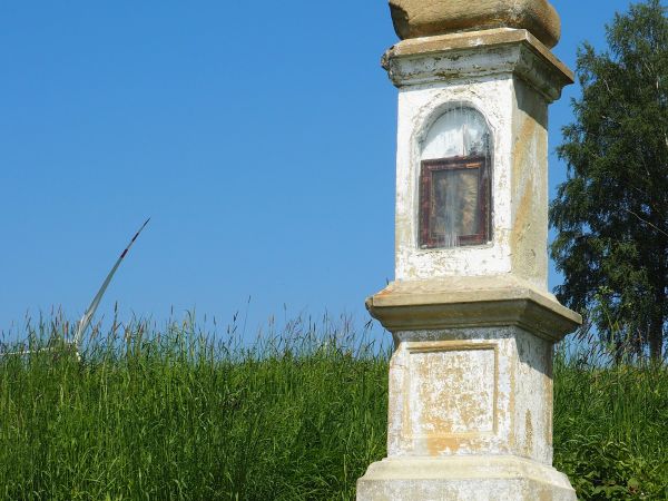 dziś krzyż przy polnej drodze - a tu kiedyś na przysiółkach ludzie mieszkali, gospodarzyli, po wysiedleniach wieś opustoszała a nowi osadnicy zajmowali centrum