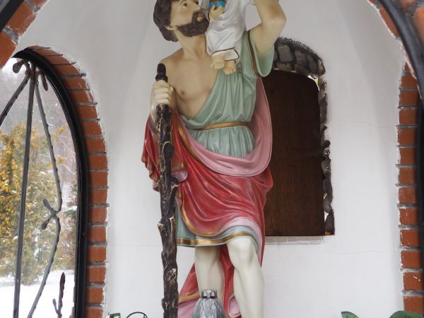 Święty Krzysztof - z Dzieciątkiem, po wodzie stąpa : figura w nowej kapliczce przydrożnej, Dzieciątko - przez rzekę - przez bród - będzie przenosił - a przypomi