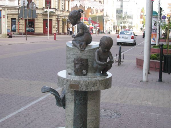 Figurki dzieci w centrum Łodzi