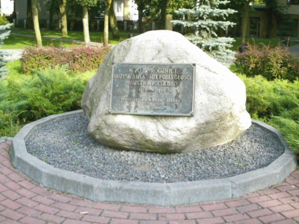 Obelisk ku czci odzyskania Niepodległóści Polski.
Dlaczego w miejscu dawnego Cmentarza?
ul. I Armii WP.