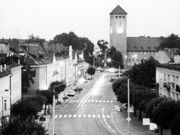 SZCZYTNO - WIDOK NA RATUSZ W CENTRUM