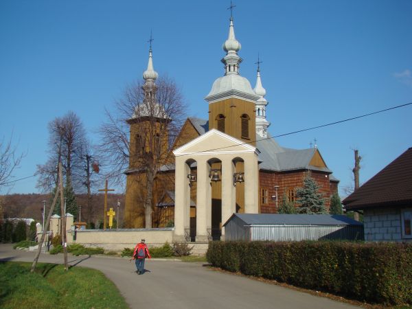 na drodze: z rynku do kościoła, wyróżnia się ciekawą sylwetką i należy do największych drewnianych świątyń w Polsce.