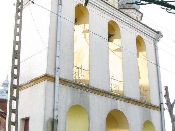 dzwonnica , wzniesiona w 1905r., murowana, dwukondygnacyjna, trójkopułowa.