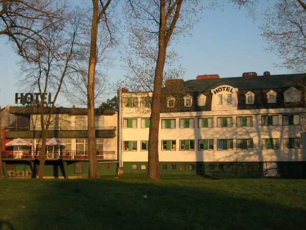 Wolsztyn. Hotel i Restauracja "KAUKASKA" nad rzeką Dojcą przy ul. Poniatowskiego, kierunek Zielona Góra.