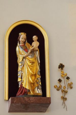 Piękna Madonna z Krużlowej zachwyca - wpatrując się w piękno Jej matczynego oblicza oraz dziecięcy uśmiech i niewinność Jezusa oraz wrażliwość oczu - niezwykle