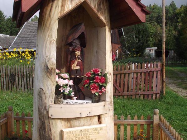kapliczka z niszą w pniu wydrążoną a w niej rzeźba Chrystusa Frasobliwego - przed wejściem na skansen p. Tomka Kędry.