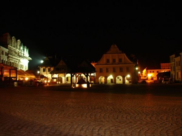 Rynek w nocy.