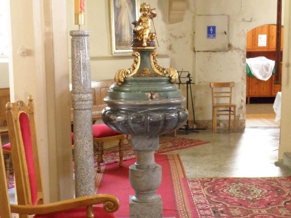 Zabytkowa chrzcielnica