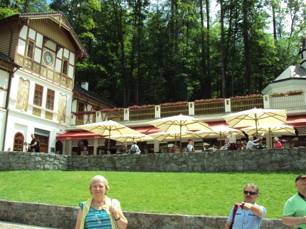 uzdrowisko wyjątkowej urody i klimatów, z bogatą ofertą dla kuracjuszy, turystów i wczasowiczów - na zdjęciu: przed / obok jednym z obiektów - lokali gastronomi