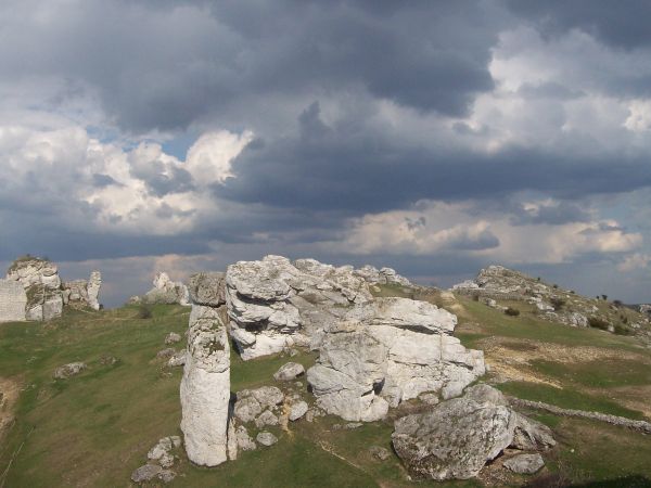 Zamek Olsztyn wzniesiony został na miejscu wczesnośredniowiecznego grodu, rozbudowany w latach 1349-59 z inicjatywy Kazimierza Wielkiego, dla obrony pogranicza