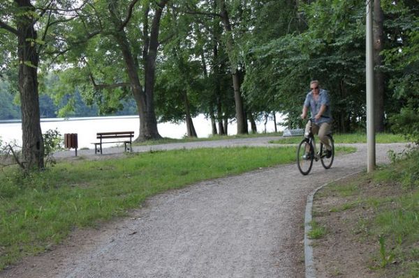 Oświetlona, z miejscami postojowym, ścież rowerowa do okoła j. Trzesiecko