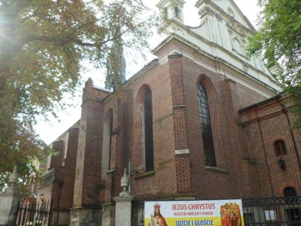 Bazylika Katedralna - świątynia też na szlaku Małopolska Droga św. Jakuba - a jego przebieg pokrywa się ze średniowiecznym traktem prowadzącym skrajem doliny Wi