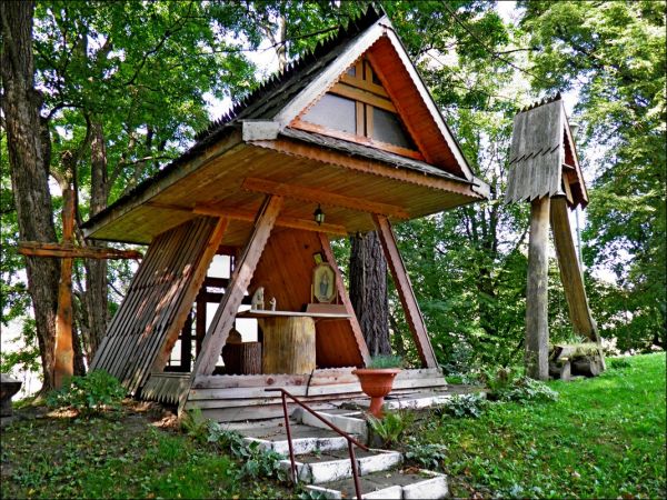 Dwór Szlachecki z końca XIX wieku otoczony parkiem krajobrazowym i stawem. Do 1945 roku należał do rodziny hrabiów Łastowieckich. Kaplica w parku.