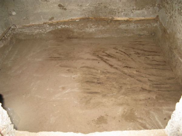 Schron nr 2 Armii "Poznań". Tradytor jednostronny. Widok fragmentu izby bojowej załogi schronu, po odkopaniu (przez autora).