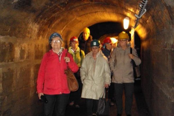 w skale - wydrążone ręcznie - tunele schronu przeciwatomowego - niemiecki okupant w latach 1943-44 do wykonania tych robót użył zniewolonych Żydów i to nie był