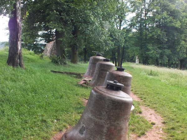 Podarowane Wambierzycom  dzwony porzucone na Wzgórzu Kwarantanny