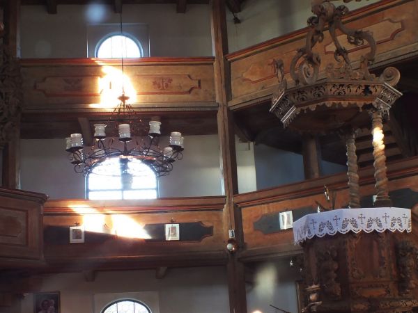 fragment wnętrza kościoła  /zdjęcie wykonane przez okno/