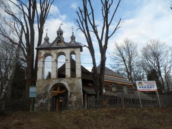 przy cerkwi murowana, dwukondygnacyjna dzwonnica parawanowa - bez dzwonów, zwieńczona krzyżami osadzonymi na kopułach, przepruta bramką prowadzącą do cerkwi oto