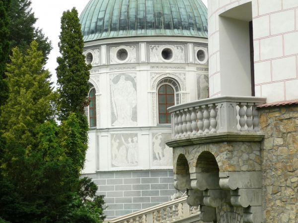 Jedna z najpiękniejszych rezydencji pałacowych w Polsce. Położona 10 km na południe od Przemyśla.  Zamek - pałac powstał w XVI wieku.  Przez kolejne lata rozbud