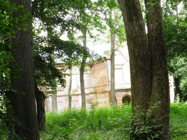 Stary park i dworek szlachecki. Nie zamieszkały i zaniedbany . Na szczęście władze Gminy zabezpieczyły budowlę nowymi dachami i rynnami oraz  zabezpieczeniem ot