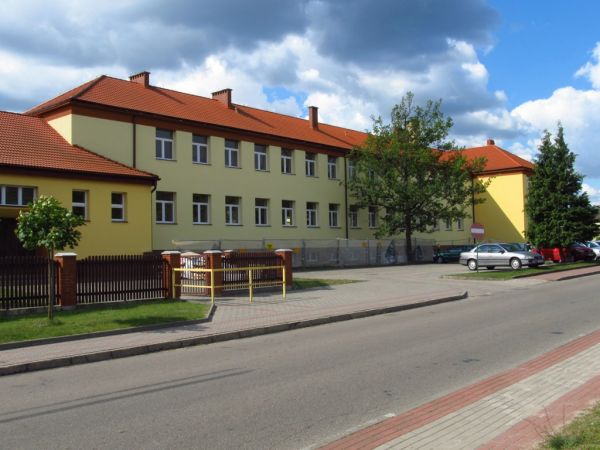 ZSP w Kaliskach zawdzięcza swój dzisiejszy widok poprzedniemu Wójtowi Gminy w latach 2006-2010