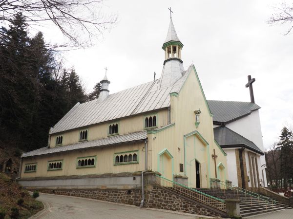 kościół pw. św. Iwona - na skraju lasu, u podnóża Góry Borowinowej. Wybudowany w konstrukcji szkieletowej, na kamiennym podmurowaniu, o ścianach szalowanych des
