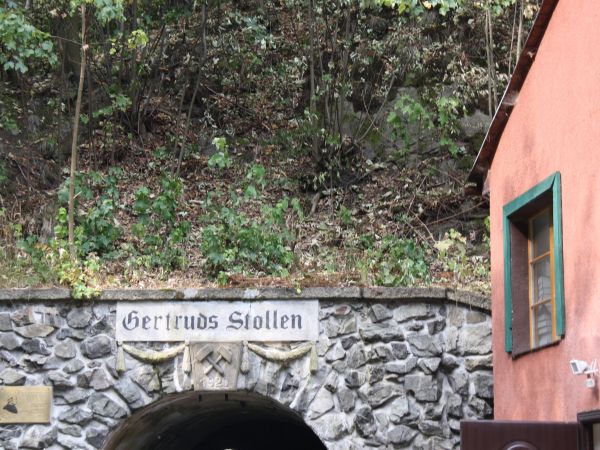 tu adres podaję - tędy i dalej mozolnie, z wiarą i do przodu, no i worka z urobkiem pilnować, bo ruch tam wielki... Dodam jeszcze, że pierwsze pozwolenie na wyd