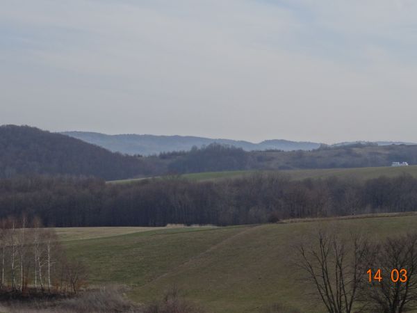 z drogi do m. Ratnawica /jest galeria - zapraszam/, po lewej: zalesione zbocza g. Chełmiec - 410m npm a dalej przy potoku Modrza - część wsi Prusiek - tam  pole