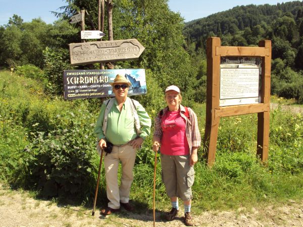 teren oznaczony, uświetniony i przekazany dla celów turystycznych - poznawczych dzięki wolontariuszom Projektu "Bieszczady Odnalezione" - po prawej: plansza /w