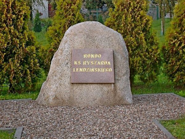 Kamien pamiątkowy na Rondzie ks. Ryszarda Lendzińskiego - Łapiszewo