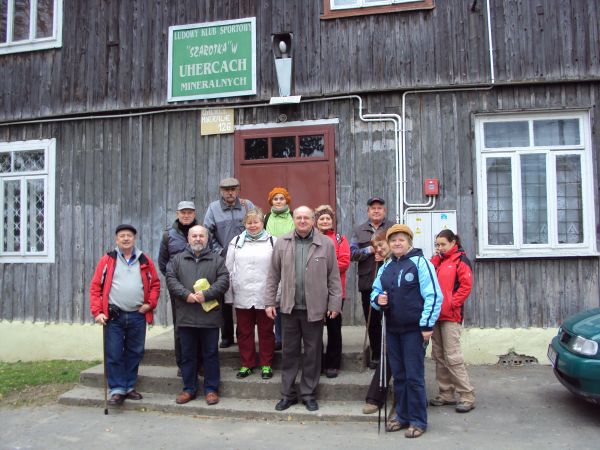na zdjęciu: przed siedzibą LKS-u z panem prezesem klubu Franciszkiem Romanek i dyr. szkoły p. Wojciechem Orłowskim - studenci/słuchacze Uniwersytetu Trzeciego W