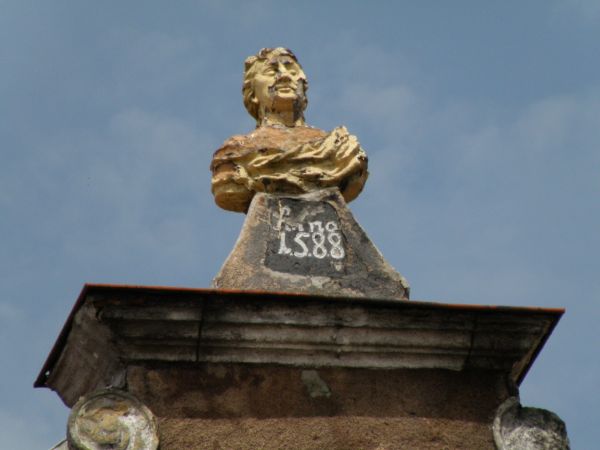 Data na frontonie kamieniczki