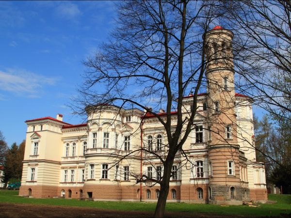 Pałac Lubomirskich w Przemyślu - Bakończycach .  Wybudowany w latach 1885–1887 przez księcia Hieronima Adama Lubomirskiego, według projektu Maksymiliana Nitscha