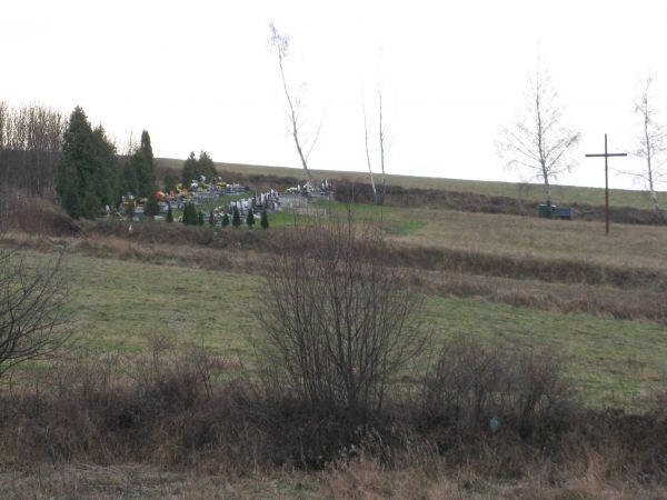 cmentarz - współcześnie użytkowany, na zboczu od zachodu.