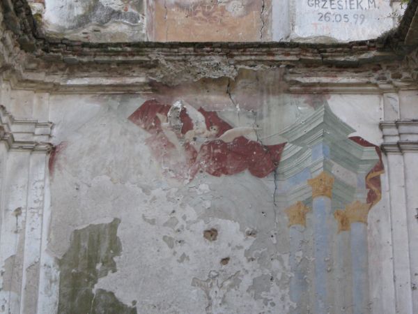 Na ścianach widoczne są jeszcze freski powstałe na pocz. XVIII wieku - ołtarz główny: z postaciami śś. Joachima i Anny oraz kotarą unoszoną przez anioły, w polu