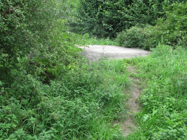 Schron nr 6 Armii "Poznań". Tradytor jednostronny. Widok od strony ścieżki biegnącej tuż przy torowisku linii kolejowej (na prawo za ulicą Zamkniętą w Żninie).