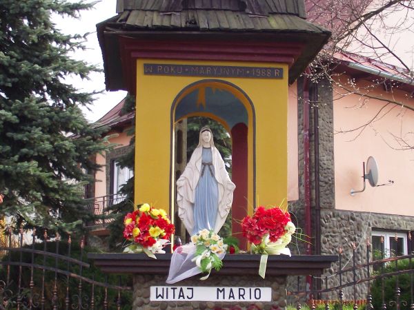 kapliczka maryjna  - częsty symbol pejzażu polskiej wsi, znak pobożności ludowej i obecności chrześcijaństwa.