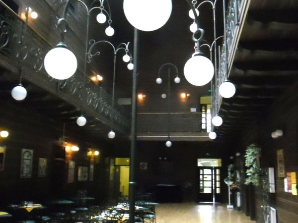 Z widocznej na pierwszym piętrze galerii, wiodą drzwi  do pokoi dla kuracjuszy.