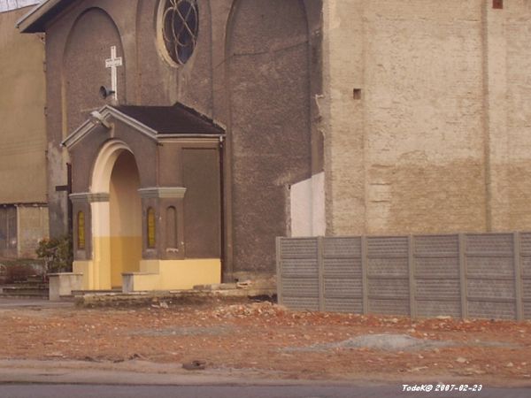 Trochę dalej, na końcu ul. Jagiellońskiej przy Hutniczej jest obecnie rozbierany kościół Franciszkanów. Zrobiłem to zdjęcie dla pamięci wielu lat użytkowania ja