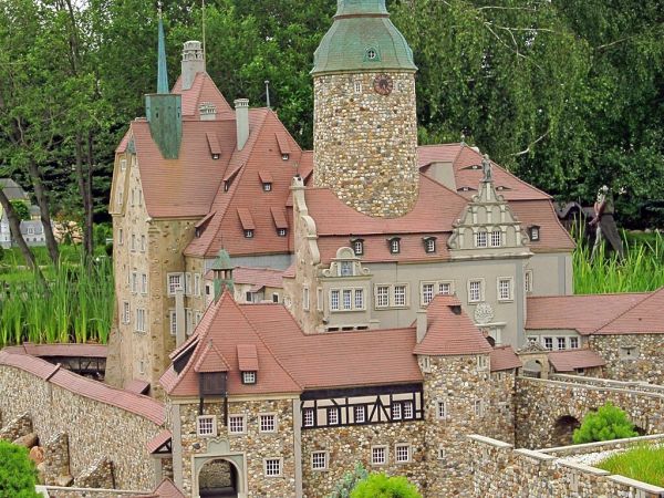 KOWARY - Park Miniatur Zabytków Dolnego Śląska - Zamek Czocha położony jest na granitowym wzgórzu w dolinie rzeki Kwisy, i wzniesiony został w XIII wieku z inic