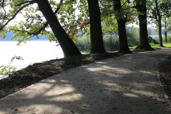 Oświetlona, z miejscami postojowym, ścież rowerowa dookoła j. Trzesiecko