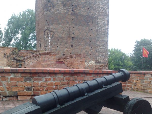 Dziedziniec zamkowy z repliką średniowiecznej bombardy.