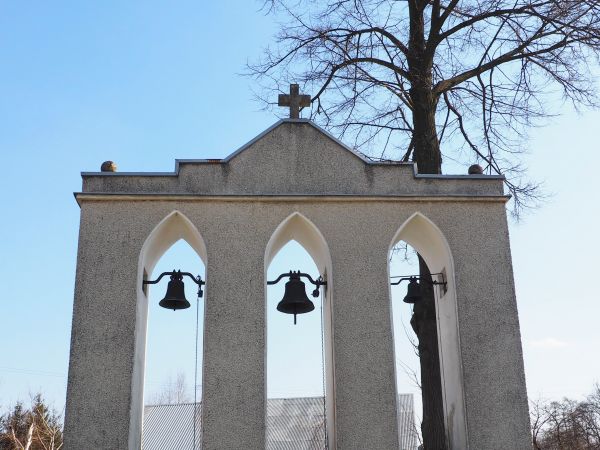 dzwonnica parawanowa, murowana, trójarkadowa, zwieńczona wspólnym stropem a na nim krzyż, w obiekcie zawieszone m.in. dwa dzwony z 1624r., przeniesione tu z Zar