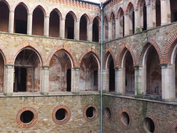 korytarze obiegające dziedziniec zdobiły egzotyczne rośliny, popiersia i cenne meble, najwyżej były sypialnie właścicieli, tam gdzie okrągłe okna - to na półpię