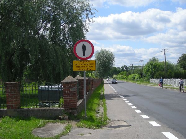 Mury klasztorne - może znajdzie się jakiś konserwator, zanim te mury się rozpadną.