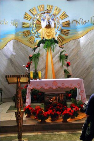 Klasztor Saletynów i Sanktuarium Matki Bożej z La Salette - Płaczącej  w Dębowcu  .  W kościele ukoronowana jest Matka Boża Saletyńska, która spełnia prośby lud