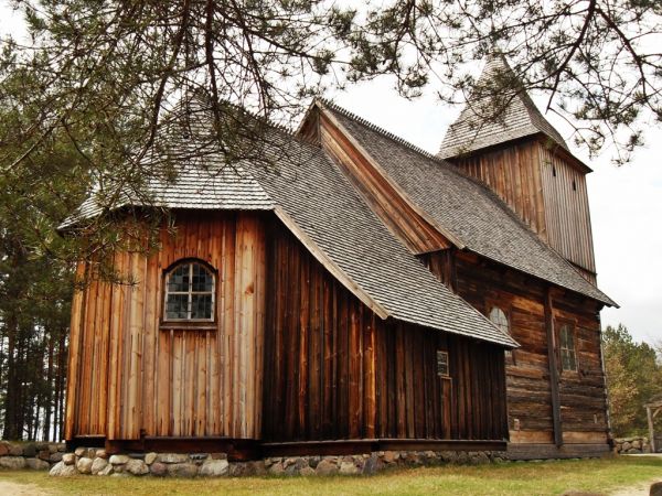 Drewniany kościółek na terenie skansenu